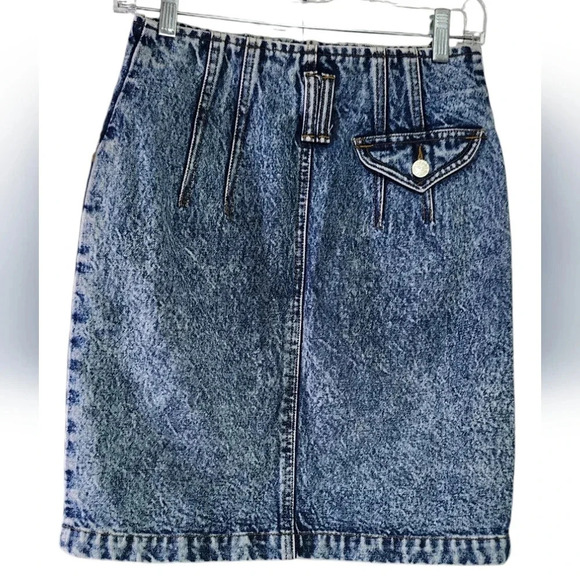 Vintage Nuovo Acid Wash Denim Mini Skirt – High-Waisted, Button Fly, Size 7 - Picture 2 of 6
